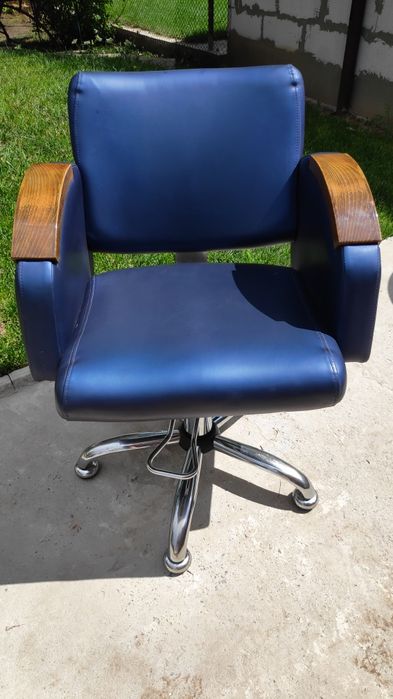 Продам перукарські крісла