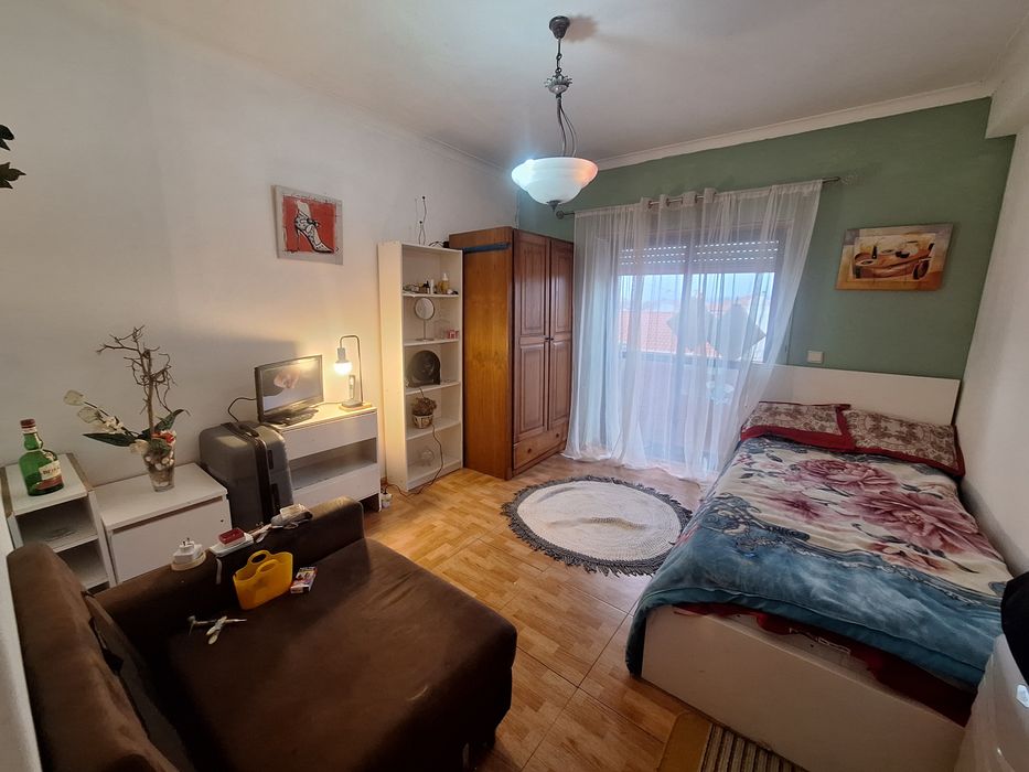 Quarto bem localizado em zona calma de Mem martins