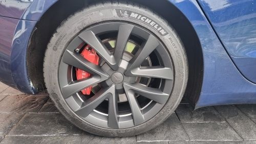 Стильні червоні накладки на супорта Тесла модель 3  17-23 року