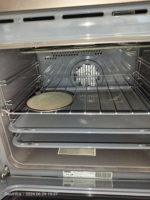 Piekarnik Zanussi ZBC741R nowy z ekspozycji Żarów • OLX.pl