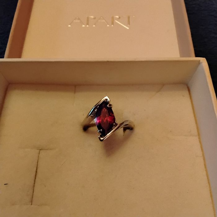 Srebrny pierścionek z czerwonym kryształem