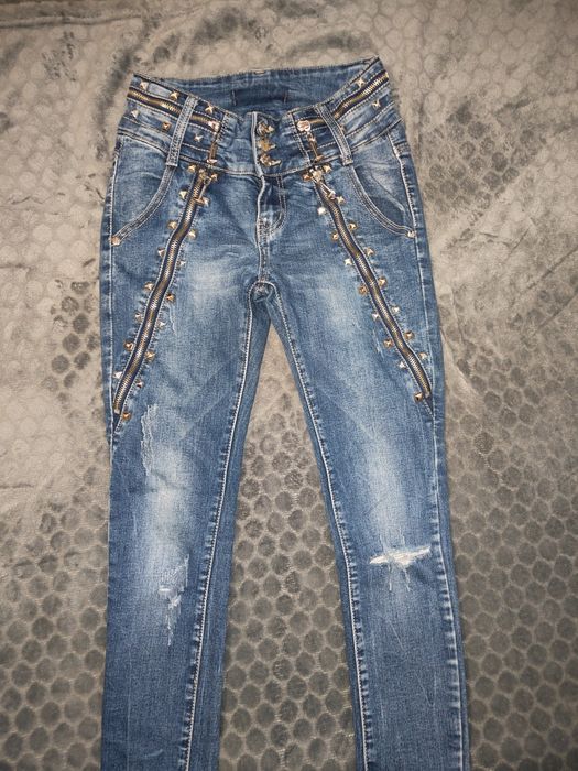 NOWE piękne spodnie damskie jeans z pięknymi dodatkami.