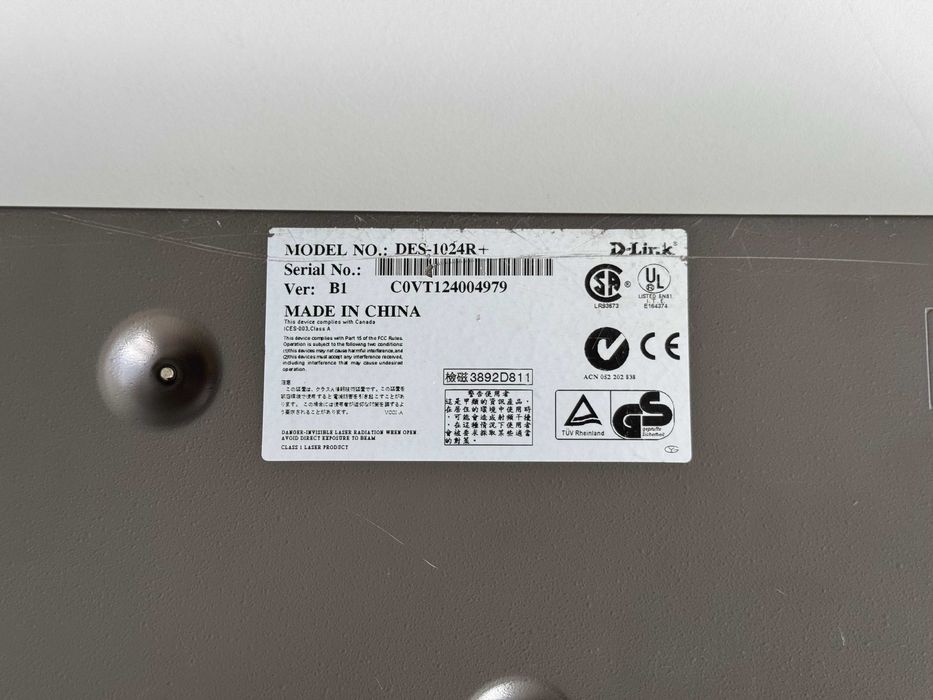SWITCH D-Link (DES-1024R+) - 24 portas - Layer 2