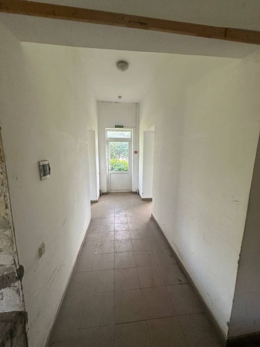 Комерційне приміщення і незавершений житловий будинок