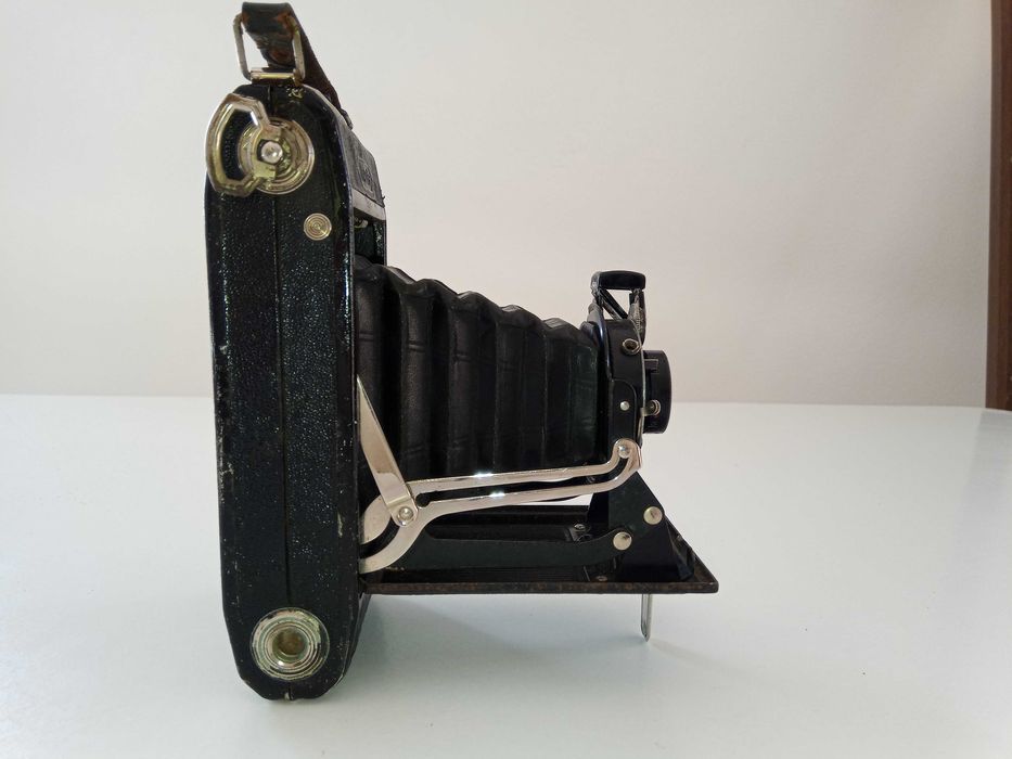 Câmara fotográfica antiga ZEISS IKONTA. Relíquia.