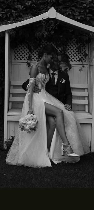 Suknia ślubna zdobiona gorset rozcięcie romantyczna delikatna litera A