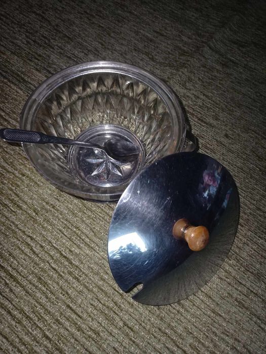 Cukiernica szklana w metalowej obudowie