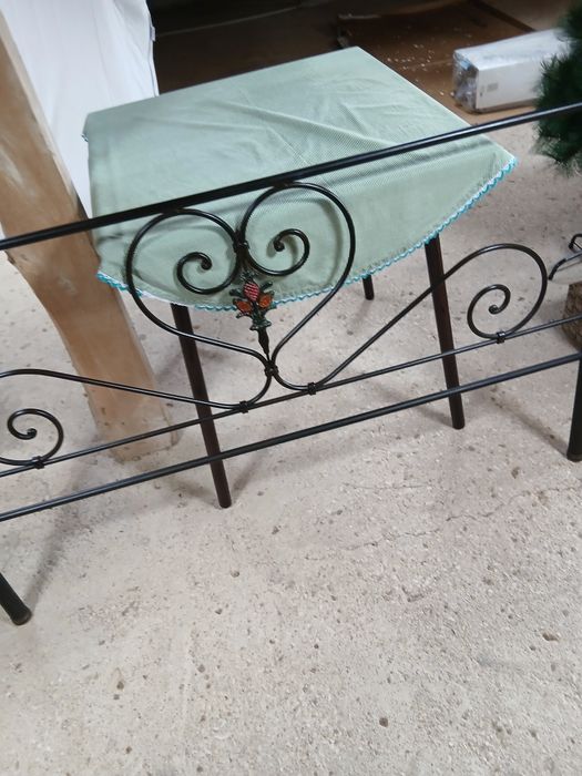 Cama de casal em ferro com floral