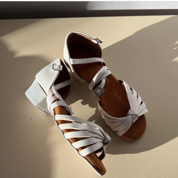 Нові білі туфлі для бальних танців