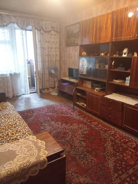 Двокімнатна в центрі поруч з метро Олімпійська, є газ!
