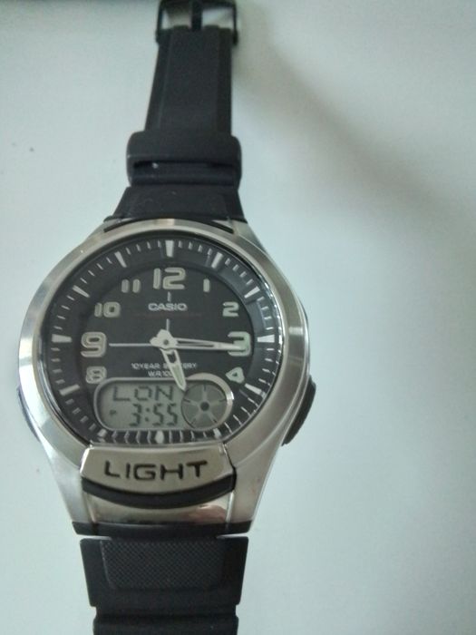 Zegarek Casio  wielofunkcyjny.
