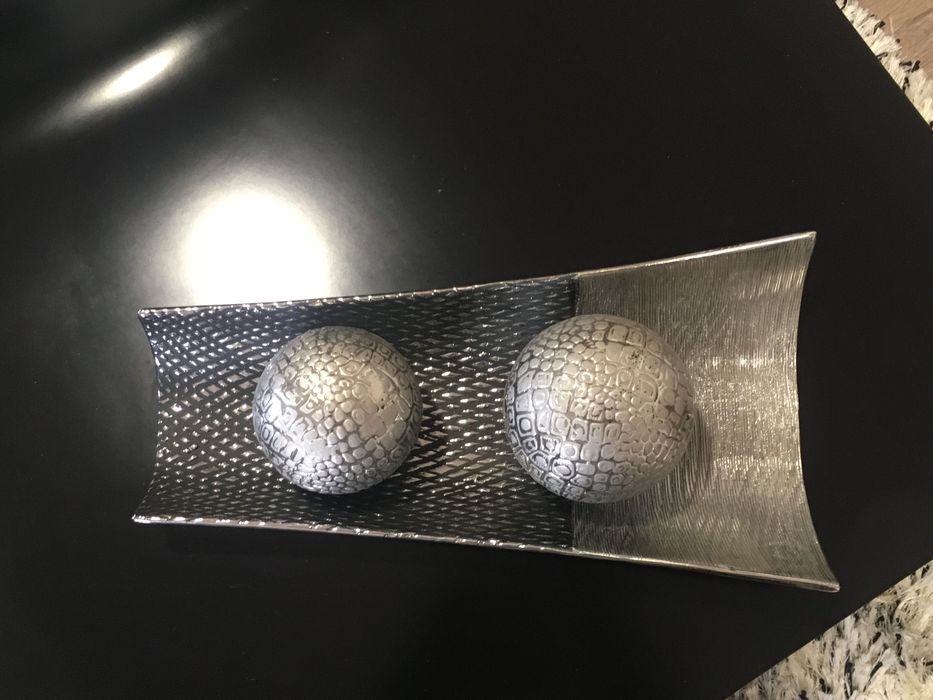 Prato com bolas em prateado