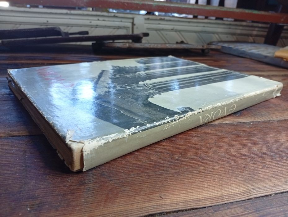 Livro antigo “Évora”