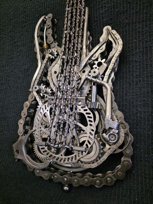 Rzeźba z metalu - gitara elektryczna