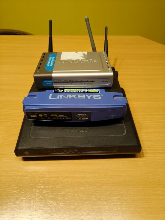 Zestaw 3 routerów Linksys, D-Link, Technicolor