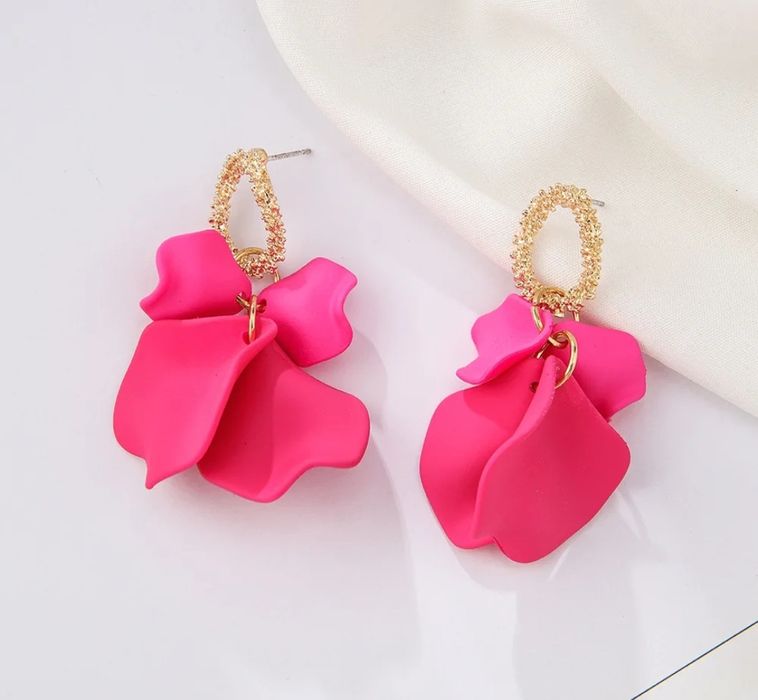 Kolczyki wiszące płatki akrylowe czarne że złotym kółeczkiem