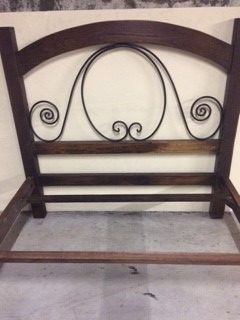Cama de casal em madeira maciça
