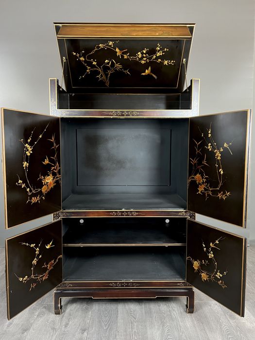 Вінтажна шафа в стилі Шинуазрі