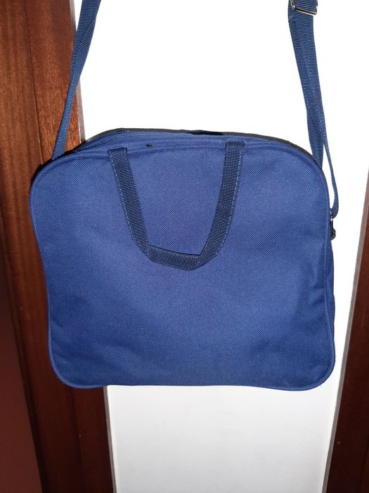 Bolsa tiracolo nova para guardar o computador Magalhães