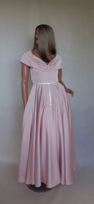 Piękna suknia z jedwabistej satyny z biżuteryjnym paskiem 40/42