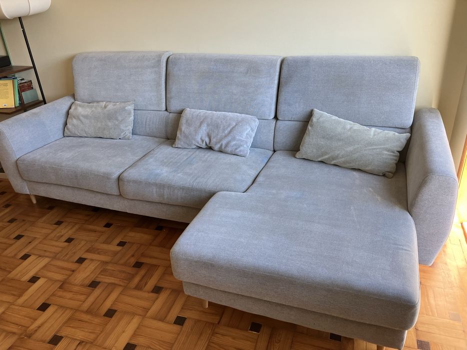Sofá com chaise long cinza IKEA