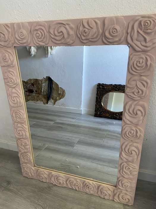 Vários artigos, puff, mesa cabeceira, espelho, quadro