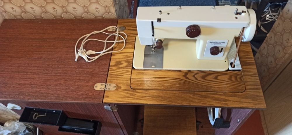 Швейная машина Чайка