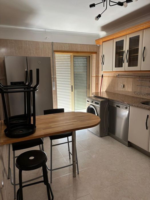 Alugo quarto na Moita tudo incluído