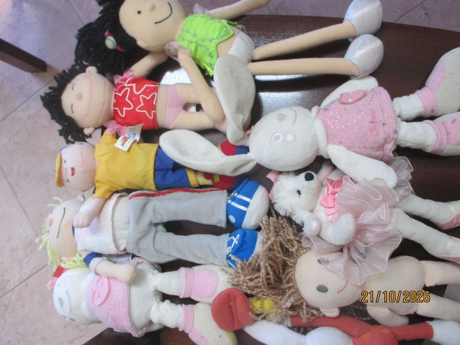 16 bonecas e bonecos de pano