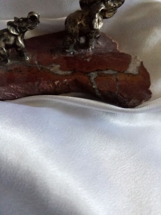 Figurka.Oryginalne słonie na marmurze.