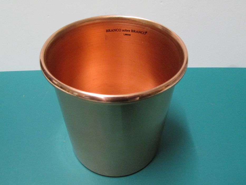 Cache-pot: pequeno vaso decorativo em metal, tom cobre - marca BsB
