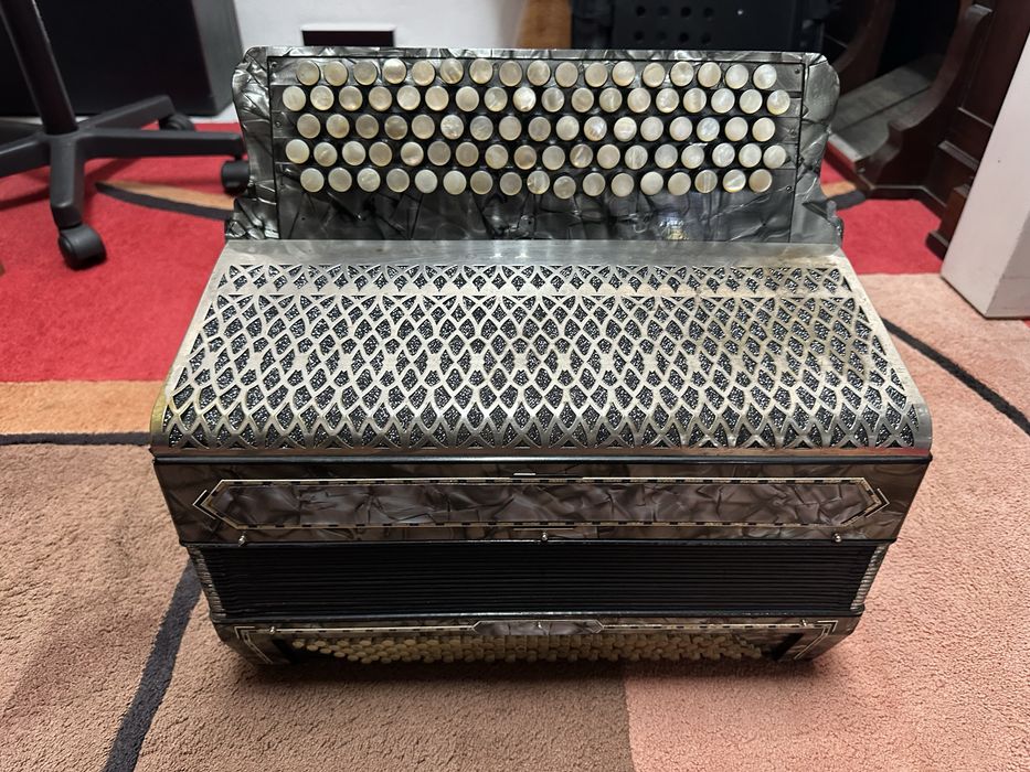 Acordeão de botões Beuscher 120 baixos 4ª com estojo