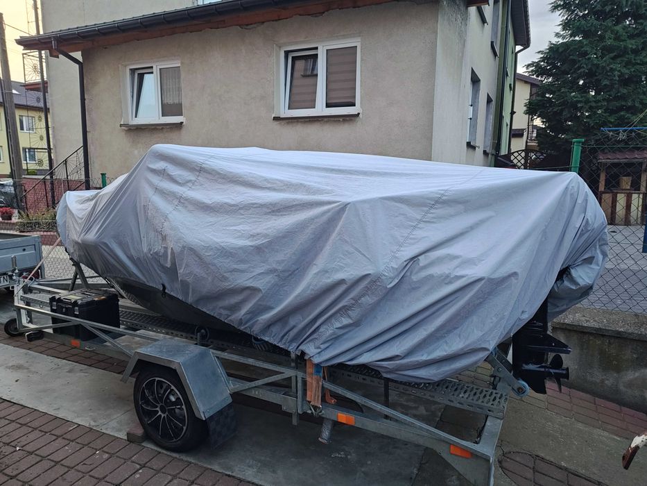 Łódka kabinowa z silnikiem 20 koni.
