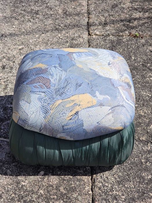 Pufe/apoio de pés estofado (verde + estampado azul) - perfeito estado