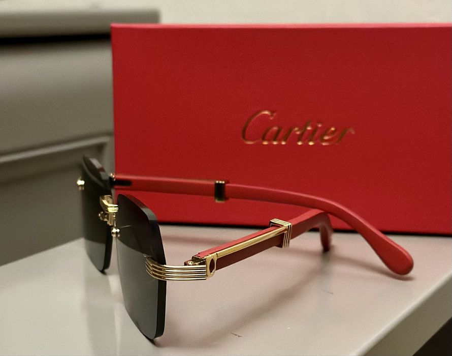 Окуляри з красними деревʼяними дужками