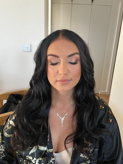 Makijaz, fale, loki oraz stylizacja brwi, atrakcyjne ceny