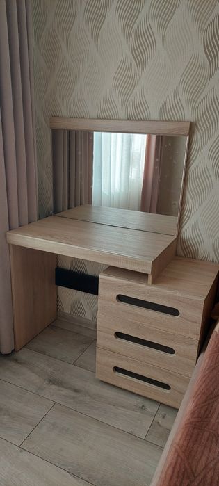 Туалетний столик для макіяжу і прикроватна тумбочка в наборі.