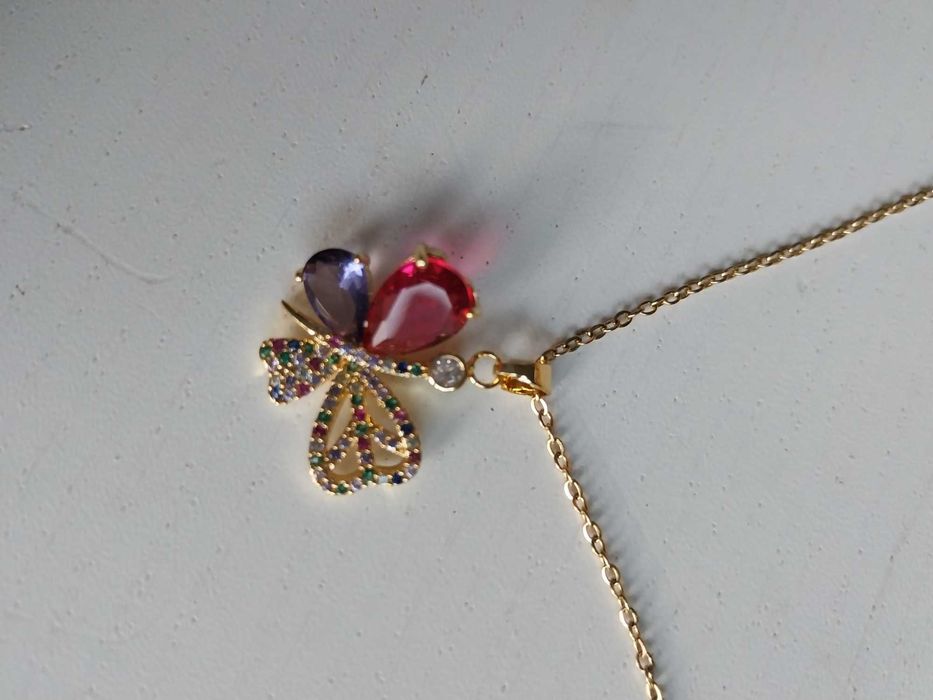 Fio/colar dourado com pendente borboleta