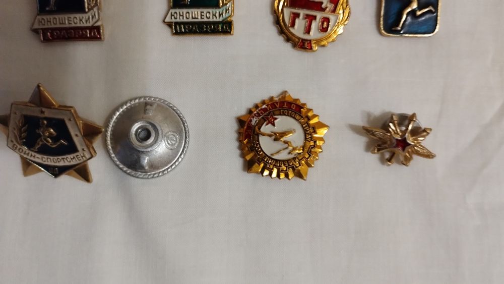Значки та знаки минулих років
