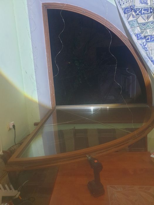 Здравствуйте! Я профессиональный мастер по ремонту окон и дверей.