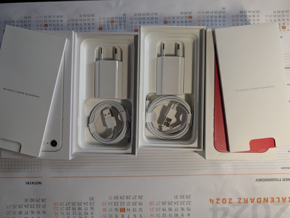 Pudełka do iPhone 7 red oraz iPhone 8 silver