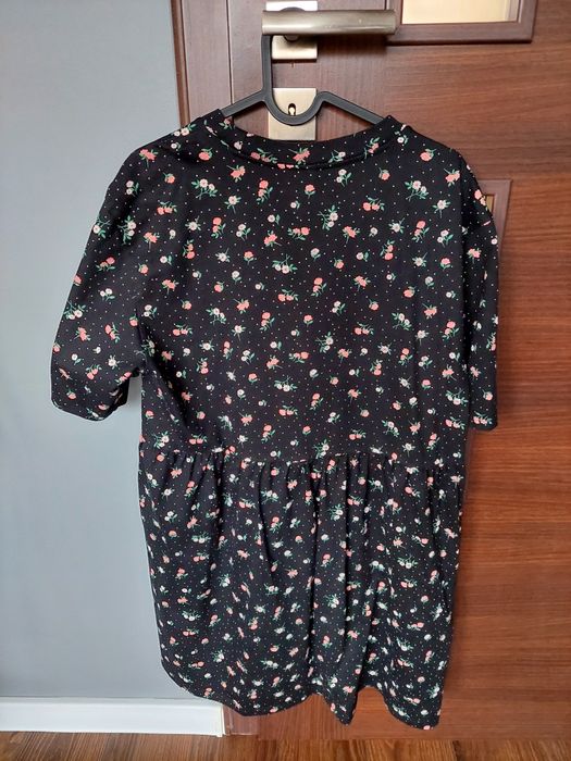 Urocza sukienka w kwiatki H&M