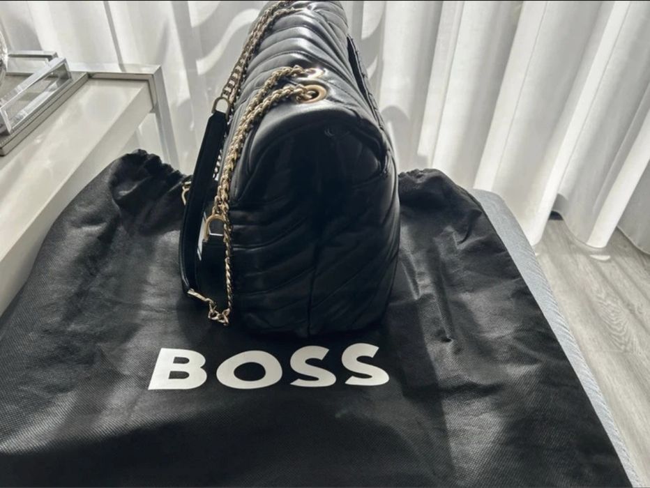 Mala Hugo Boss preta em pele, modelo recente, em estado impecável