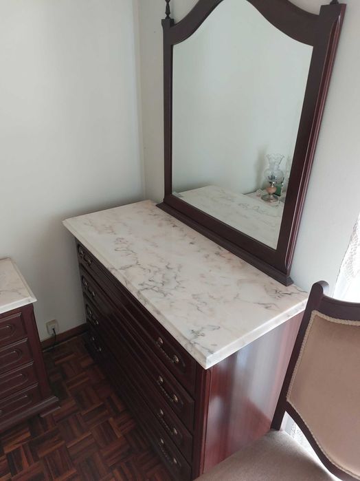 Comoda + 2 mesas cabeceira, em madeira mogno e mármore. Com 2 cadeiras