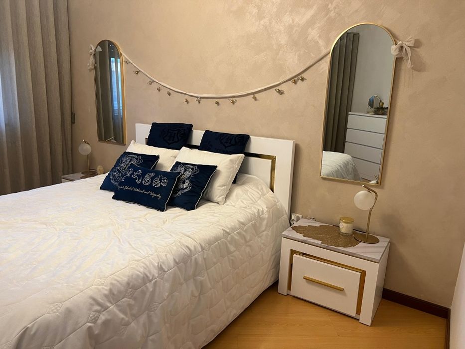 Cama de casal + mesinhas branca e dourada