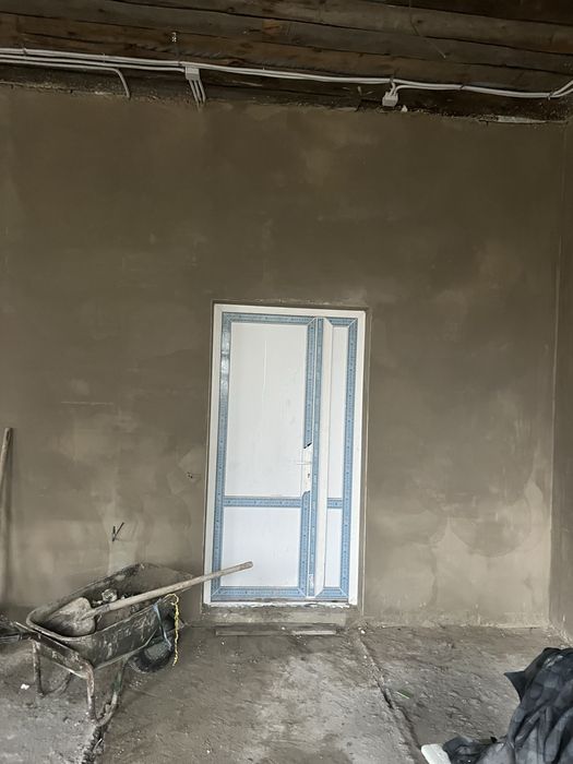 Займаємось  гіпсовою та вапняною штукатуркою та стяжкою