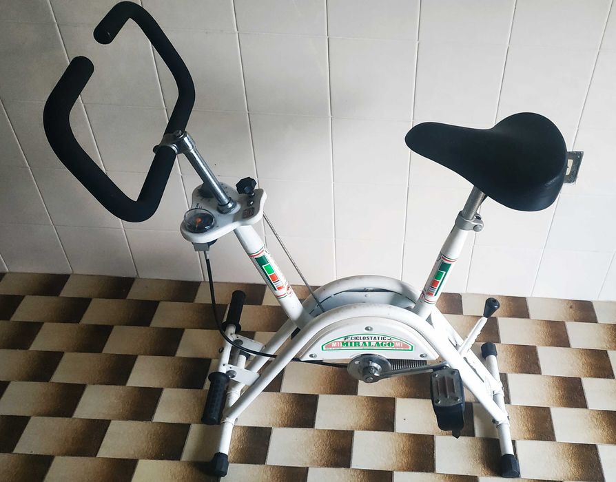Bicicleta estática, como nova,não utilizada.