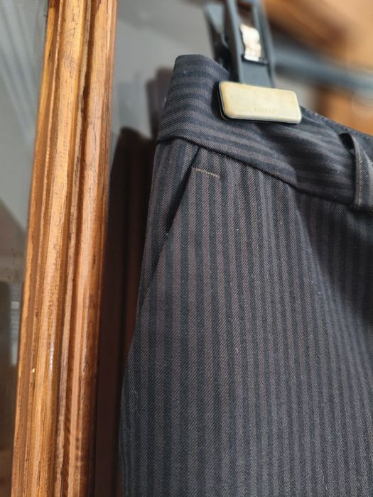 Calça clássica castanho escuro às riscas da marca LA women com bolsos