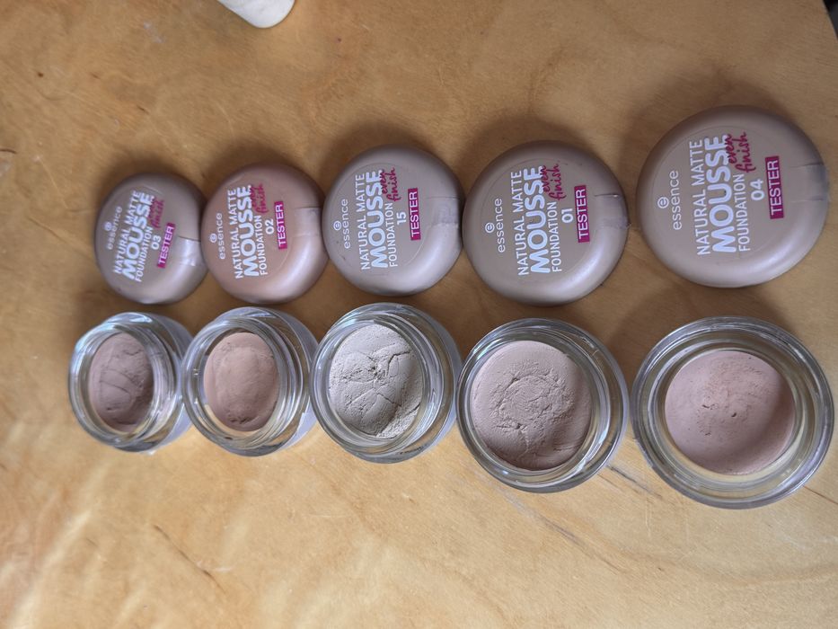 Komplet 5 szt. Essence Natural Matte Mousse Foundation 01, 02, 03, 04, 15