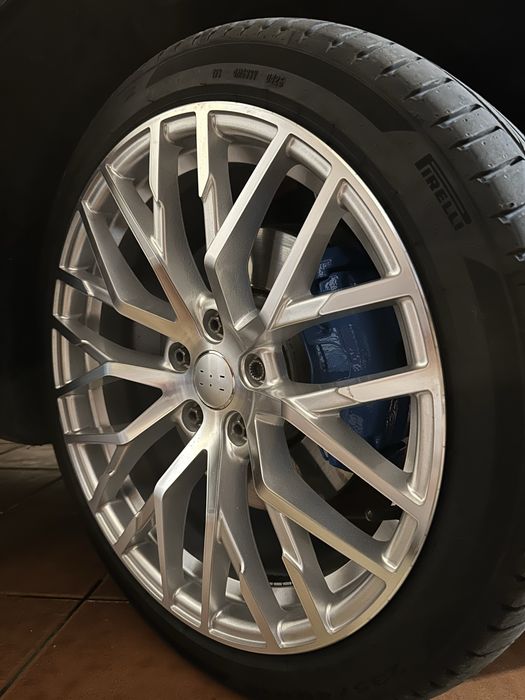 Vendo jantes 18 com pnus novos pirelli